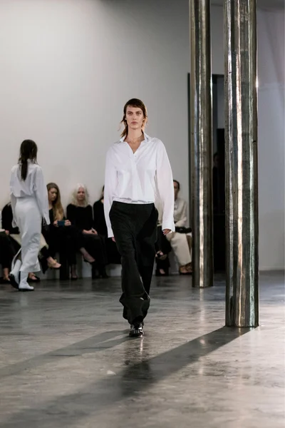 Look 19